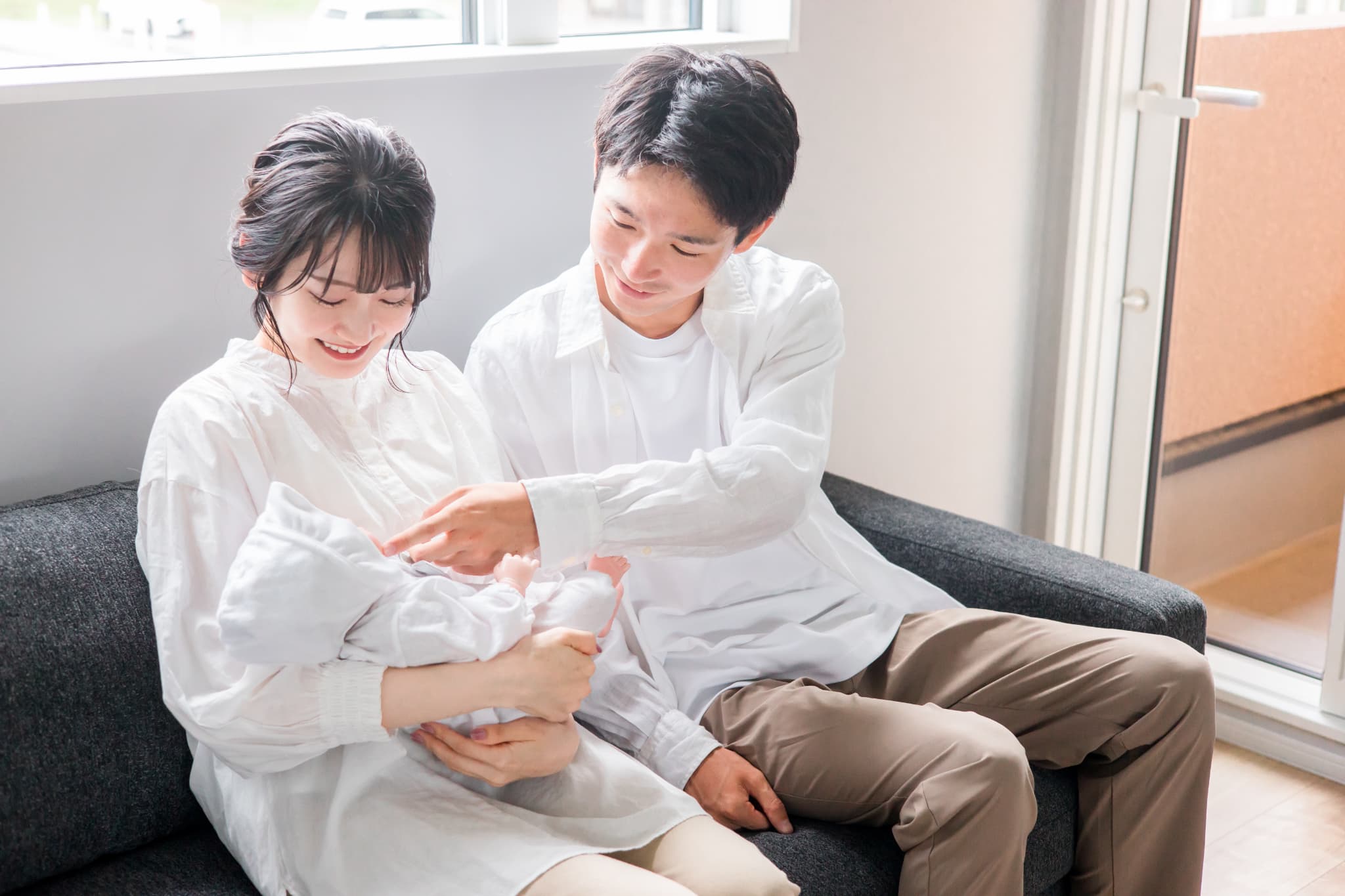 赤ちゃんを抱いた家族写真