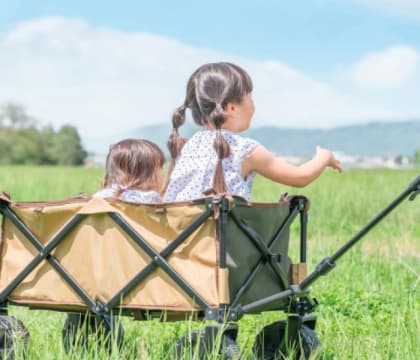 荷車に乗った子供